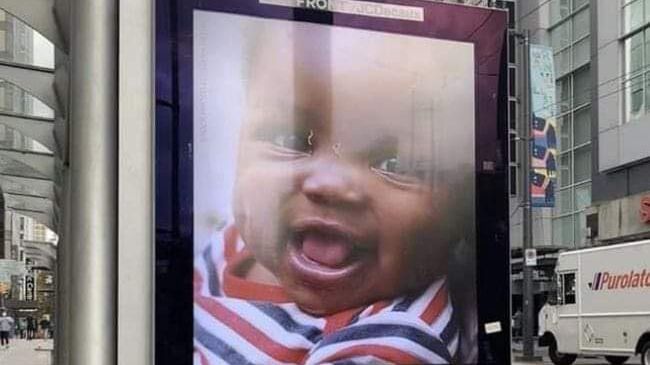 Billboard w Vancouver: "Najlepszym prezentem dla twojego pierwszego dziecka jest brak kolejnego" (Źródło: oneplanetonechild.org)