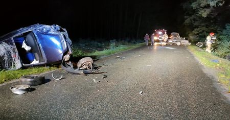 Auto rozpadło się na pół. Pięcioro rannych po wypadku na Mazowszu
