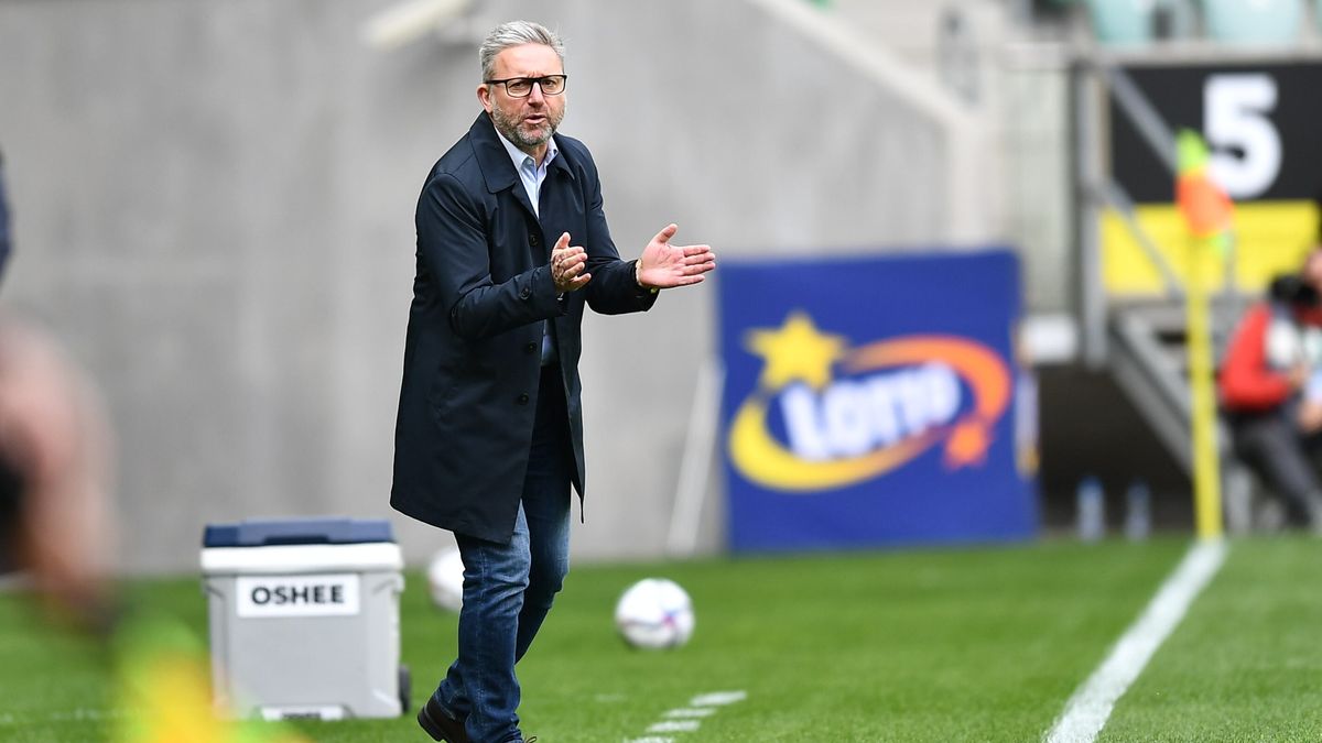 Wrocław, 18.04.2022. Trener Wisły Kraków Jerzy Brzęczek podczas meczu piłkarskiej Ekstraklasy ze Śląskiem Wrocław, 18 bm. (gj) PAP/Maciej Kulczyński