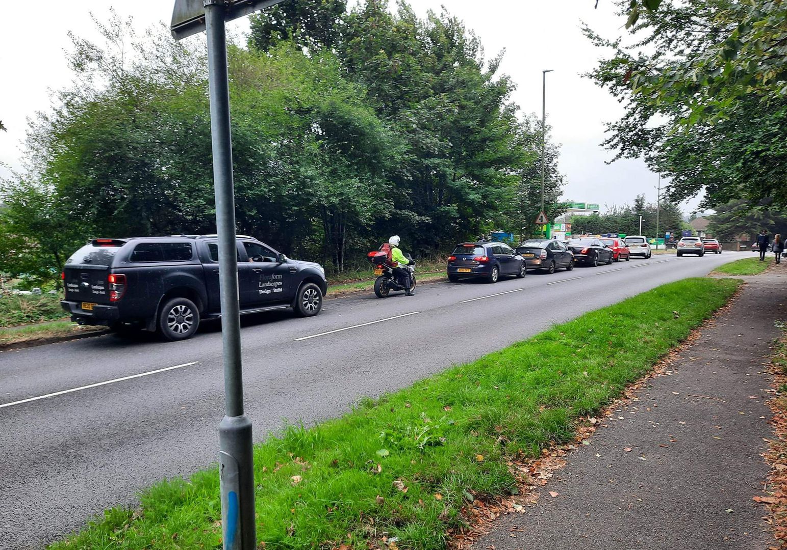 Dantejskie sceny przed stacjami benzynowymi. Na Wyspach biją się o paliwo