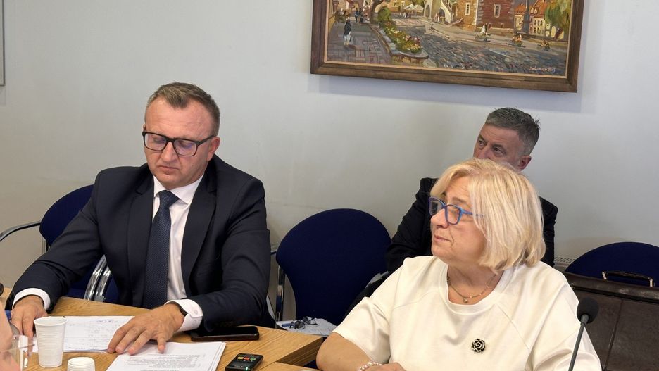 Zarząd Powiatu Sandomierskiego ma gotowy projekt budżetu na 2026 rok. Od prawej wicestarosta Grażyna Szklarska i starosta Marcin Piwnik.