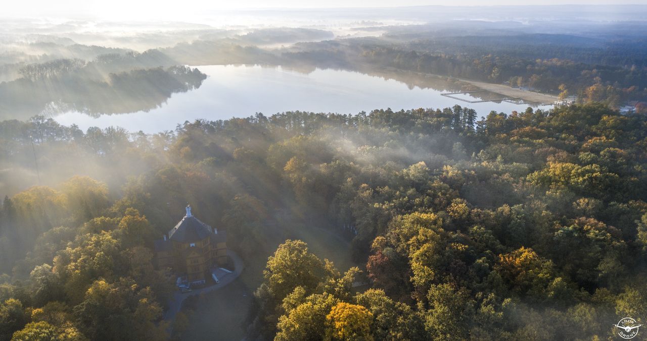 Antonin - pałac jesienią i widok na jezioro Szperek