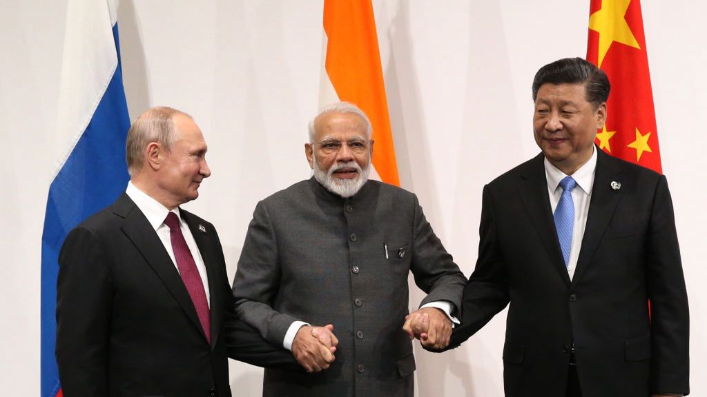 Rosyjski dyktator Władimir Putin, premier Indii Narendra Modi i przywódca Chin Xi Jinping podczas szczytu G20 w 2019 r.