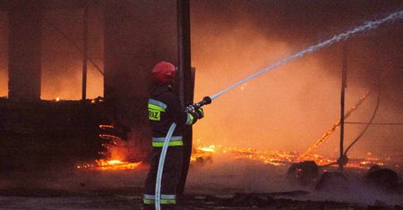 Ogromny pożar w Dąbrowie Górniczej. Ogień pojawił się w zakładzie