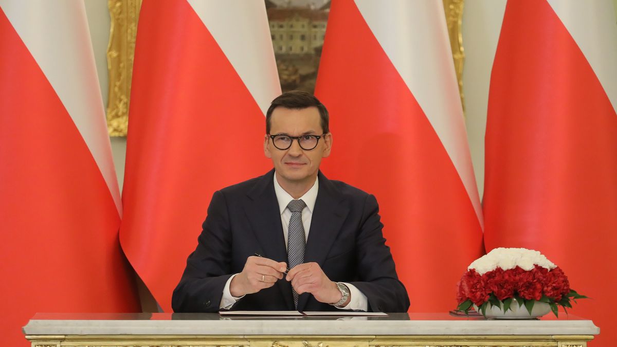 Warszawa, 27.11.2023. Powołany na stanowisko premiera Mateusz Morawiecki podczas uroczystości powołania i zaprzysiężenia Rady Ministrów, 27 bm. w Pałacu Prezydenckim w Warszawie. Prezydent powołuje Prezesa Rady Ministrów wraz z pozostałymi członkami RM w ciągu 14 dni od dnia pierwszego posiedzenia Sejmu lub przyjęcia dymisji poprzedniej RM i odbiera przysięgę od członków nowo powołanego rządu. (ad) PAP/Paweł Supernak