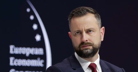 Szef MON: mam spakowany plecak ewakuacyjny. PiS odpowiedział