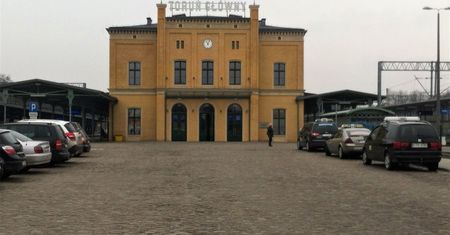 Pod Dworcem PKP w Toruniu grasuje taksówkarz oszust. Uważajcie na to auto