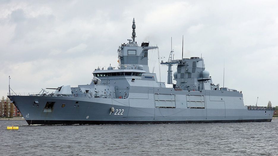 Fregata Baden-Württemberg podczas demagnetyzowania kadłuba w porcie Wilhelmshaven