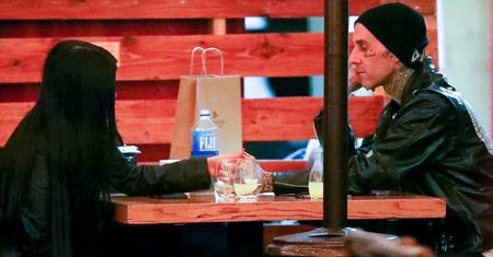 Kourtney Kardashian i Travis Barker okazują sobie czułości na randce w restauracji (ZDJĘCIA)