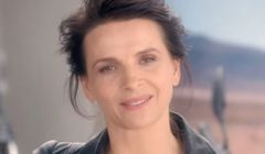 Juliette Binoche z osobami płacącymi 10 zł reklamuje Kredyt Prostoliczony w Credit Agricole (wideo)