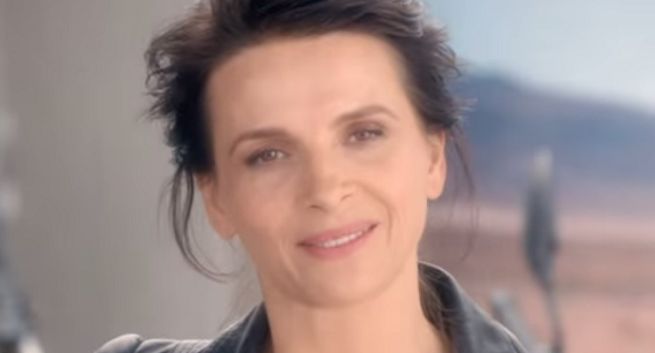 Juliette Binoche z osobami płacącymi 10 zł reklamuje Kredyt Prostoliczony w Credit Agricole (wideo)