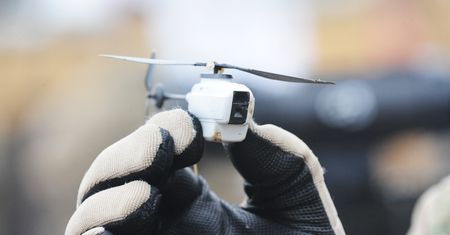 Armia dronów Ukrainy rośnie w siłę. Norwegia przekaże bezzałogowce "Black Hornet"