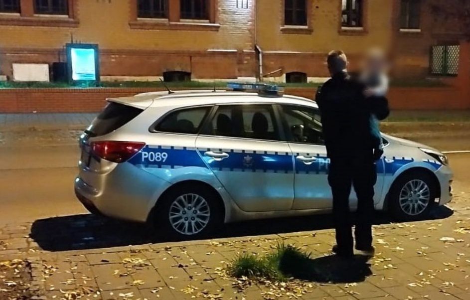Policjanci przekazali błąkającego się w Chorzowie 2-latka matce. Wcześniej był pod opieką pijanej babci
