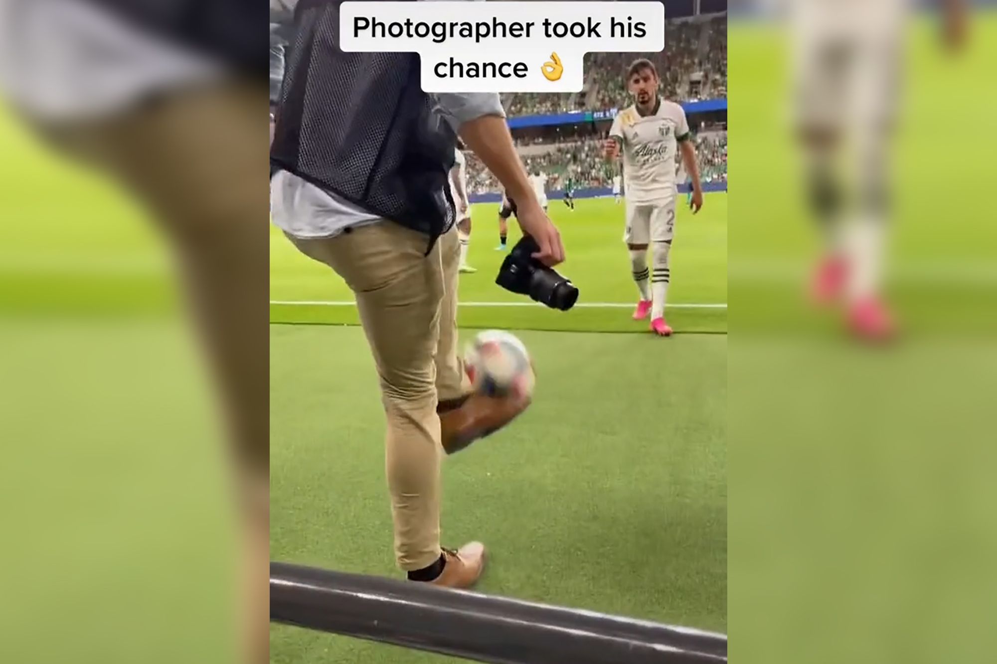 5 minut sławy fotografa sportowego. Pokazał na meczu swoje umiejętności 1