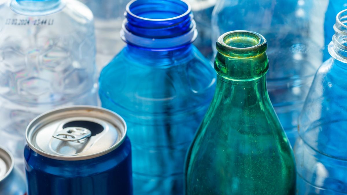 System kaucyjny ma zwiększyć liczbę puszek i butelek oddawanych do recyklingu