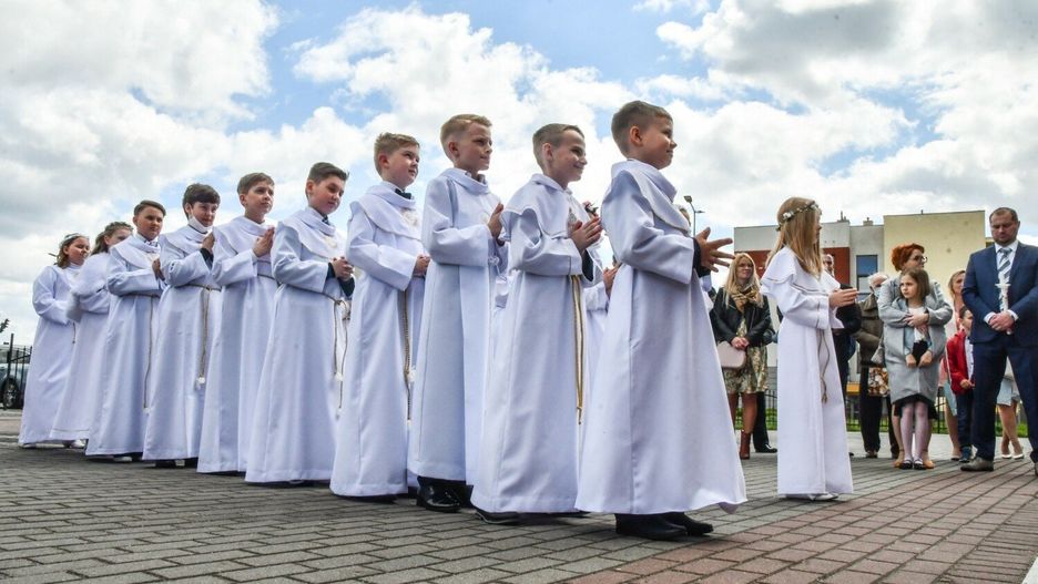 Ile do koperty na komunię 2025? Ile powinni dać chrzestni, rodzice, dziadkowie i pozostali goście? Sprawdź w galerii zdjęć