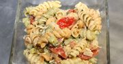 Zamiast jarzynowej czy gyrosowej, stawiam na stole sałatkę makaronową. W kilka chwil miska jest pusta