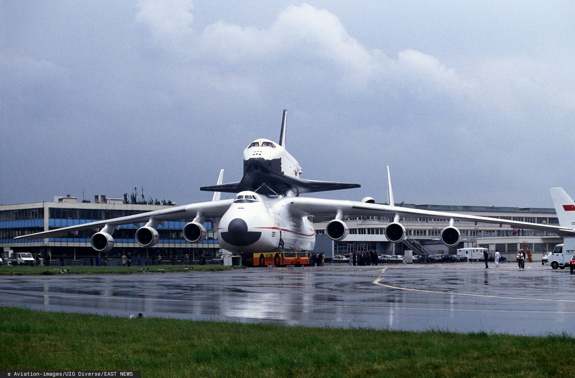 Antonow An-225 Mrija podczas Paris Air Show 1989 z przymocowanym promem kosmicznym Buran
