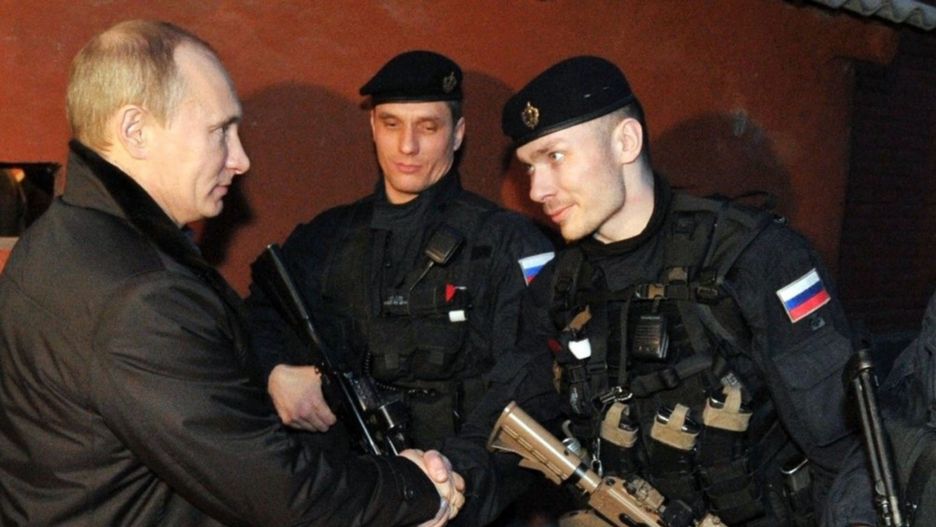 Władimir Putin i funkcjonariusze grupy Alfa