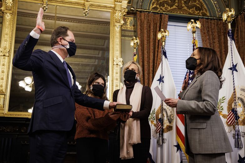 Na zdjęciu Mark Brzezinski składający przysięgę przed wiceprezydent USA Kamalą Harris