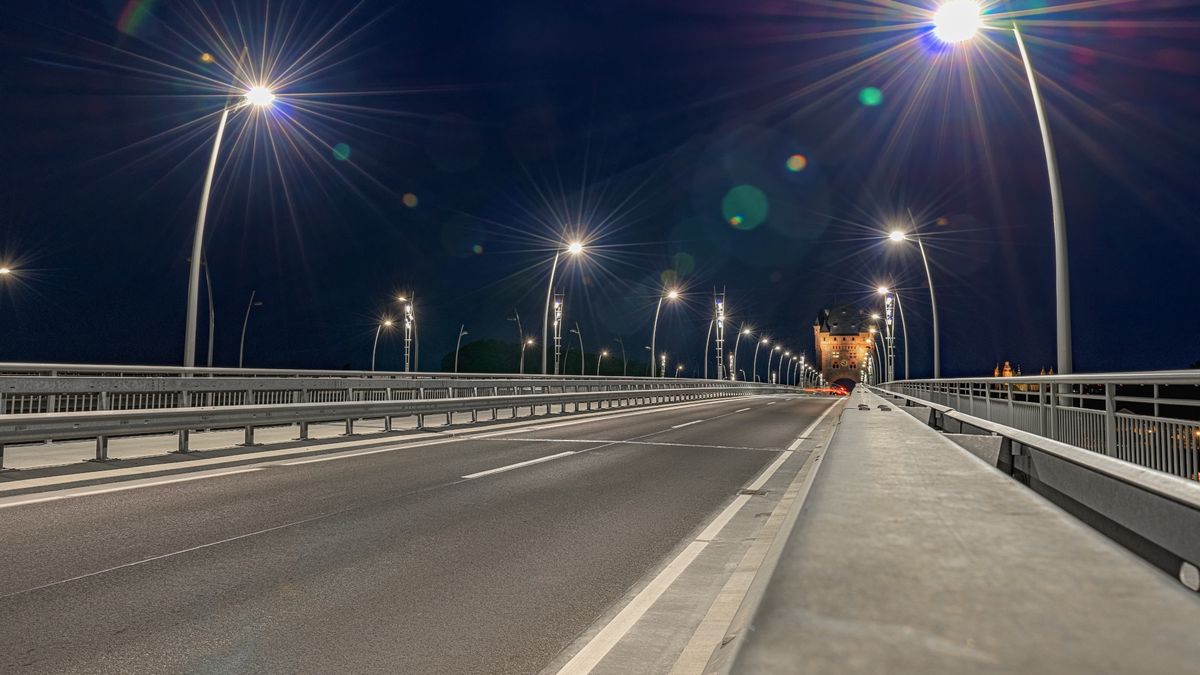 Większość miast decyduje się na kilka sposobów ograniczenia zużycia prądu pobieranego przez oświetlenie