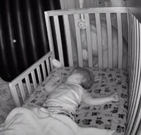 Przerażona mama opublikowała nagranie z pokoju dziecka. Twierdzi, że jej dom jest nawiedzony