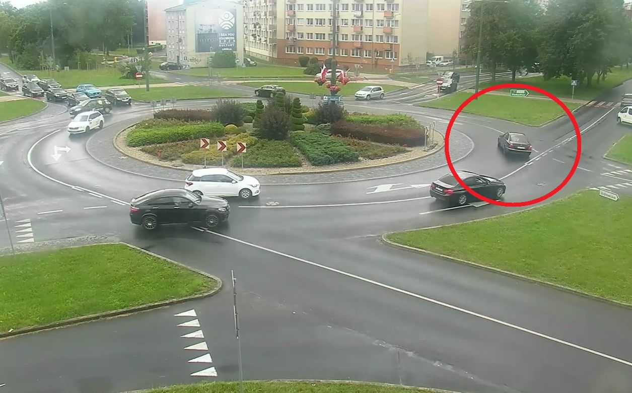 Kołobrzeg: Drift na rondzie. Kierowca surowo ukarany