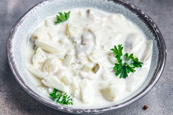 Moja babcia w PRL-u zawsze robiła na sylwestra ten klasyk. Ze stołu do tej pory znika w mgnieniu oka