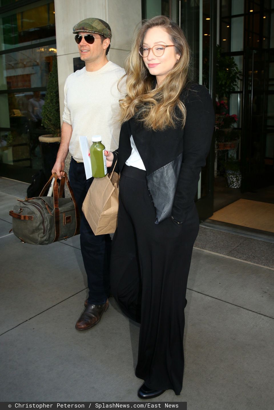 Henry Cavill opuszcza hotel z partnerką