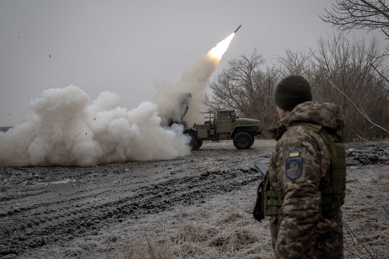 Ukraine receives new weaponry (illustrative photo)