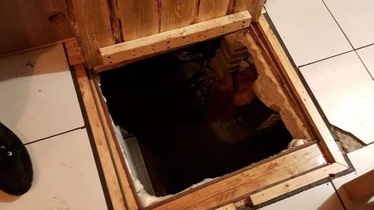 Śląskie. 44-letni mężczyzna z Częstochowy, który unikał więzienia przez dwa lata, ukrywał się w domu pod podłogą.