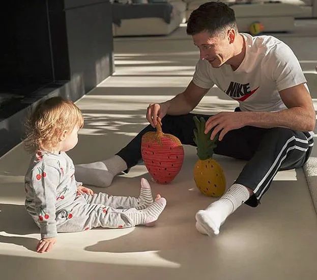 To zdjęcie Roberta Lewandowskiego z Klarą w dziurawej skarpecie pojawiło się w mediach społecznościowych w 2019 roku