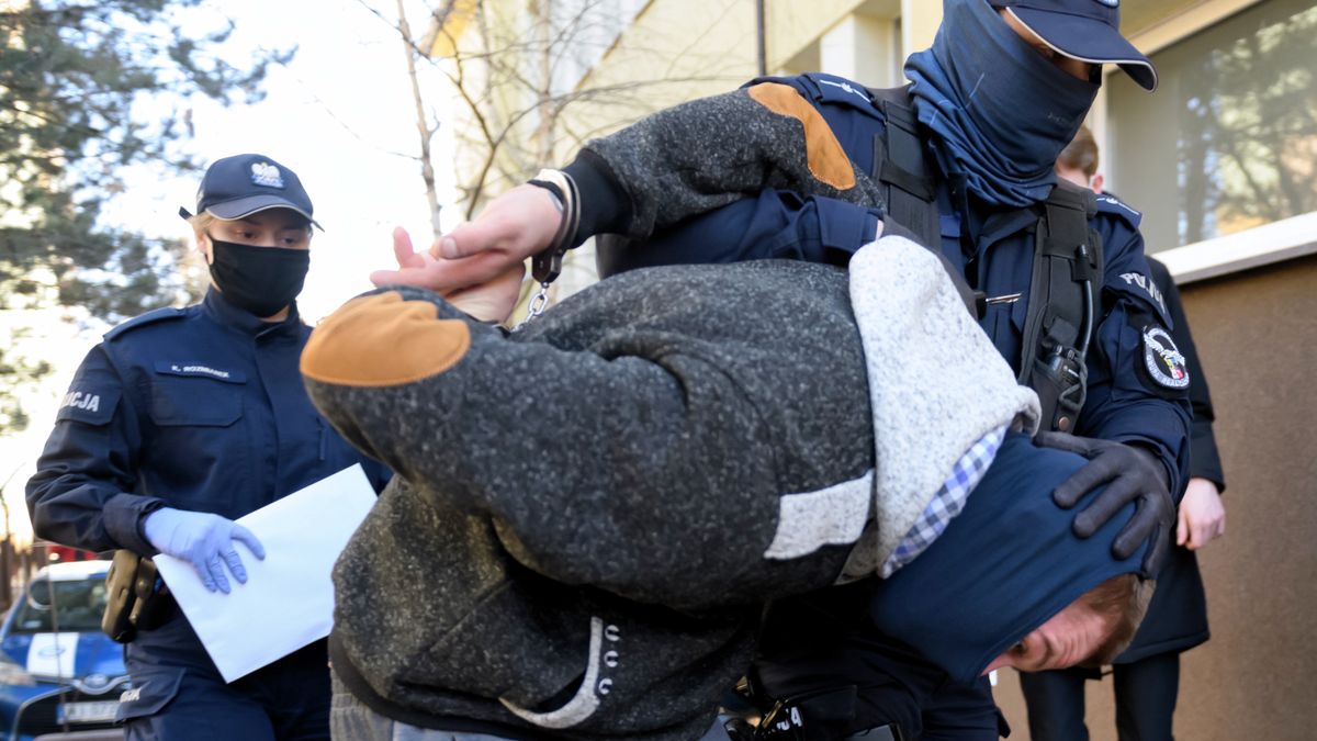 26-latek został doprowadzony na przesłuchanie przez policję