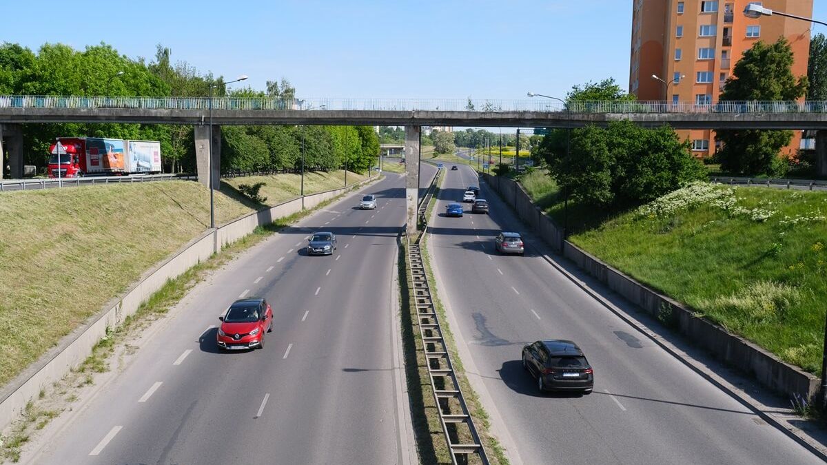 Zamknięta kładka dla pieszych nad al. Tysiąclecia