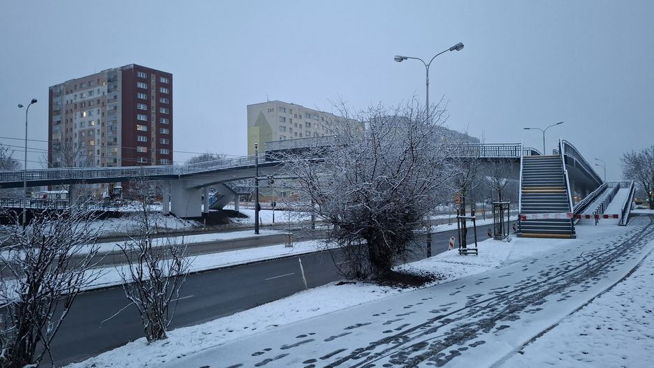 Kładka nad aleją Wyszyńskiego na wysokości Pałacu Młodzieży