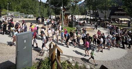 Kolejka ciągnie się od rana, w autobusach brak miejsc. "Szał sakramencki"