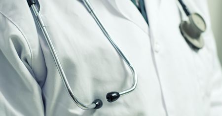 Pracują w publicznych szpitalach. Media prześwietliły faktury lekarzy