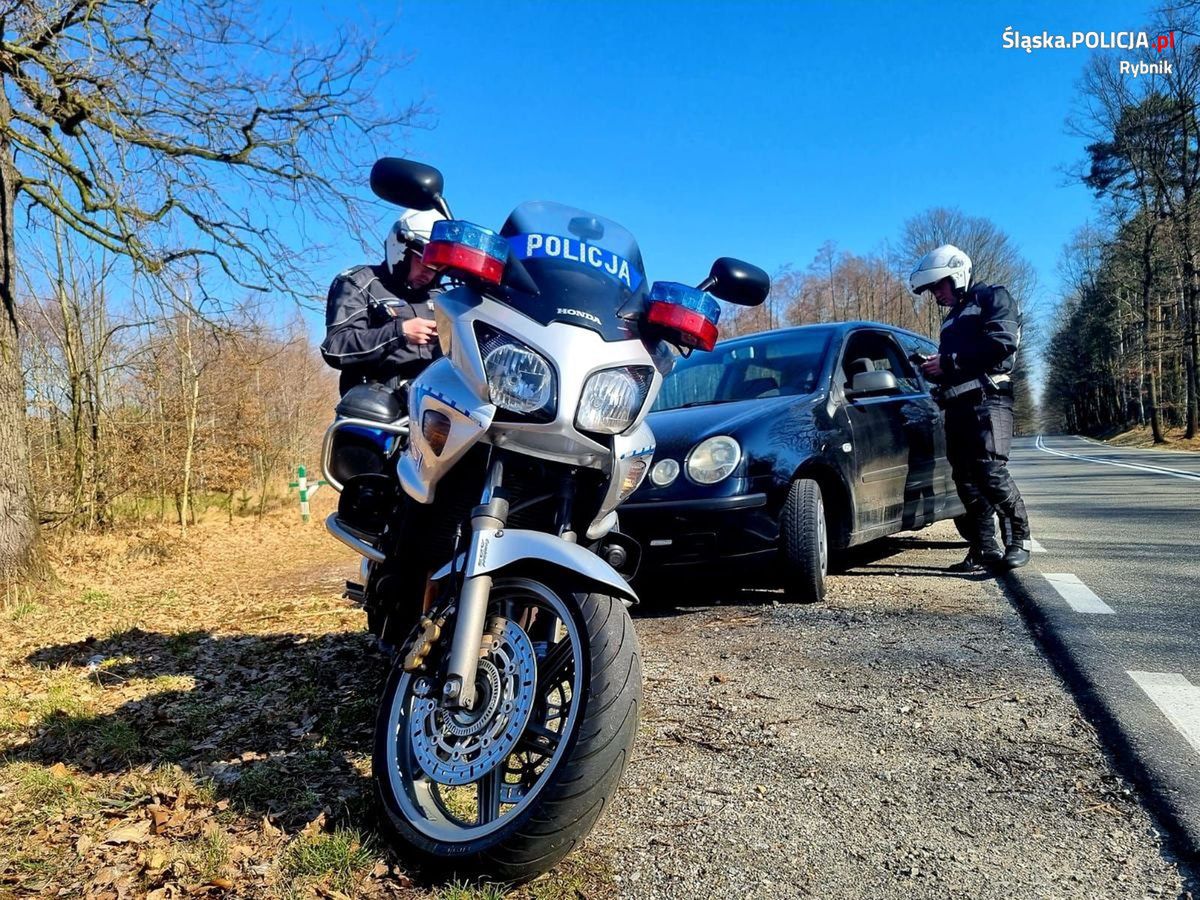 Wypadek policyjnej kolumny. Motocyklista wjechał w osobówkę