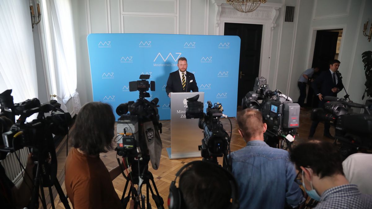 - Minister Szumowski w walce z koronawirusem wprowadził szereg ostrych restrykcji, ale wygląda na to, że były one słuszne - ocenia ekspert