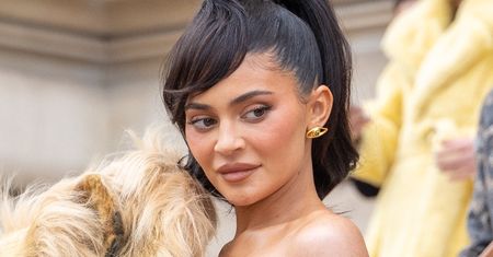 Kolejna pracownica pozywa Kylie Jenner! Miała być NĘKANA przez przełożoną. "Nie wolno patrzeć na Kylie"