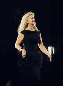 Polski akcent pod wieżą Eiffla. Grażyna Torbicka ponownie na wybiegu L'oreal Paris