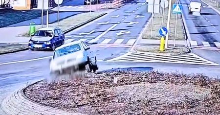 Wjechał autem na środek ronda. Kamery wszystko nagrały