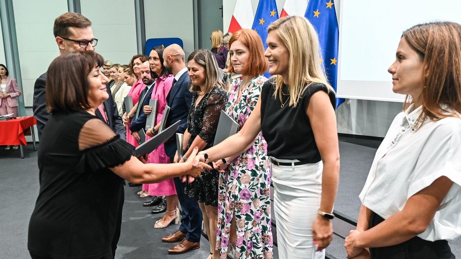 Aż 187 nauczycieli z rejonu bydgoskiego odebrało w czwartek (28 sierpnia) akty nadania stopnia nauczyciela dyplomowanego. W czasie gali uhonorowano pedagogów zatrudnionych w szkołach i placówkach oświatowych w Bydgoszczy oraz na terenie powiatów: bydgoskiego, inowrocławskiego, nakielskiego, mogileńskiego, sępoleńskiego, świeckiego, tucholskiego oraz żnińskiego.