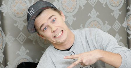 Dawno niewidziany Bartosz Obuchowicz odwiedził ściankę z żoną i TRZEMA CÓRKAMI. Bardzo się zmienił? (FOTO)