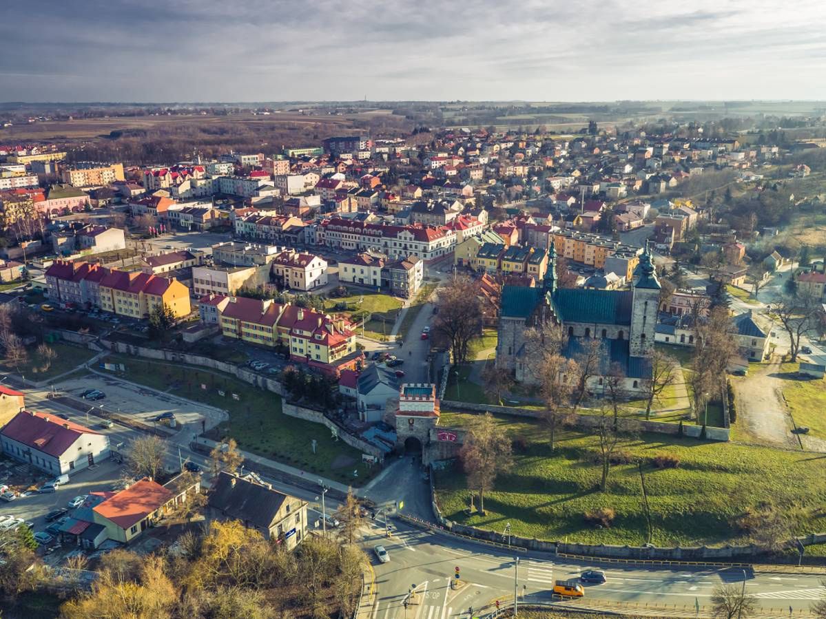 Opatowski Ośrodek Kultury zaprasza na spektakl Żona do adopcji