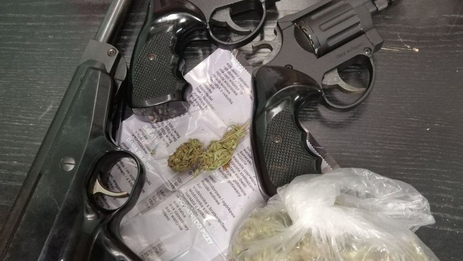:Policjanci z Siemianowic Śl. znaleźli w mieszkaniu narkotyki i nielegalną broń.