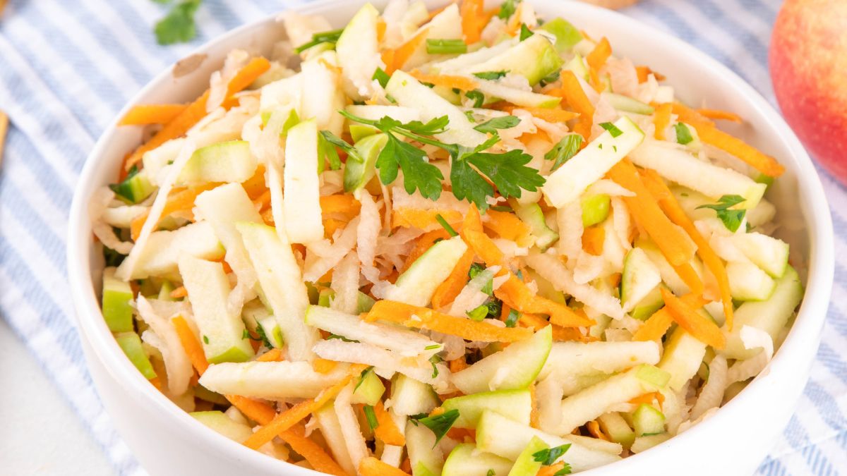 Surówkę możesz wymieszać ze śmietaną lub oliwą