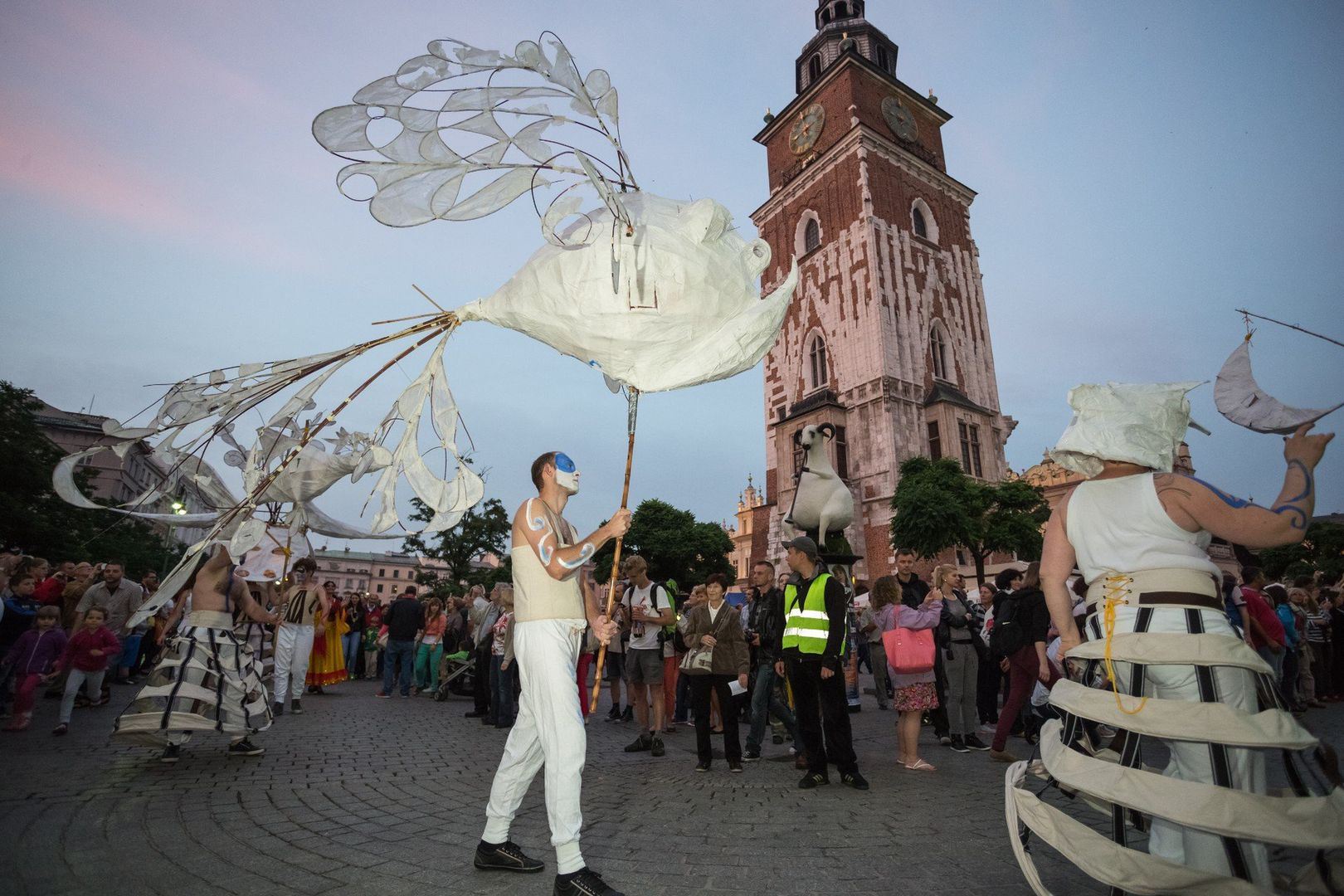 12.07.2014 KRAKOW FESTIWAL TEATROW ULICZNYCH 27 ULICA SLONCE NA WSCHODZIE , NA ZACHODZIE KSIEZYC. SEN O NOCY LETNIEJ - A3TEATR KOLEKCJONERZY WZRUSZEN (POLICZNA – PUSZCZA BIALOWIESKA).FOT. ANNA KACZMARZ/DZIENNIK POLSKI/POLSKAPRESSE