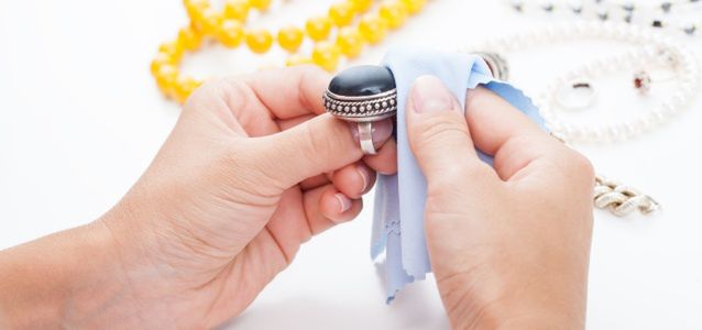 10 domowych sposobów na wyczyszczenie biżuterii