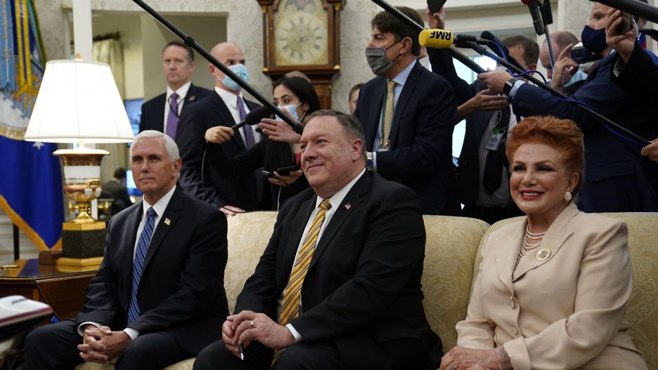 Sekretarz stanu USA Mike Pompeo (w środku) ma przylecieć do Polski